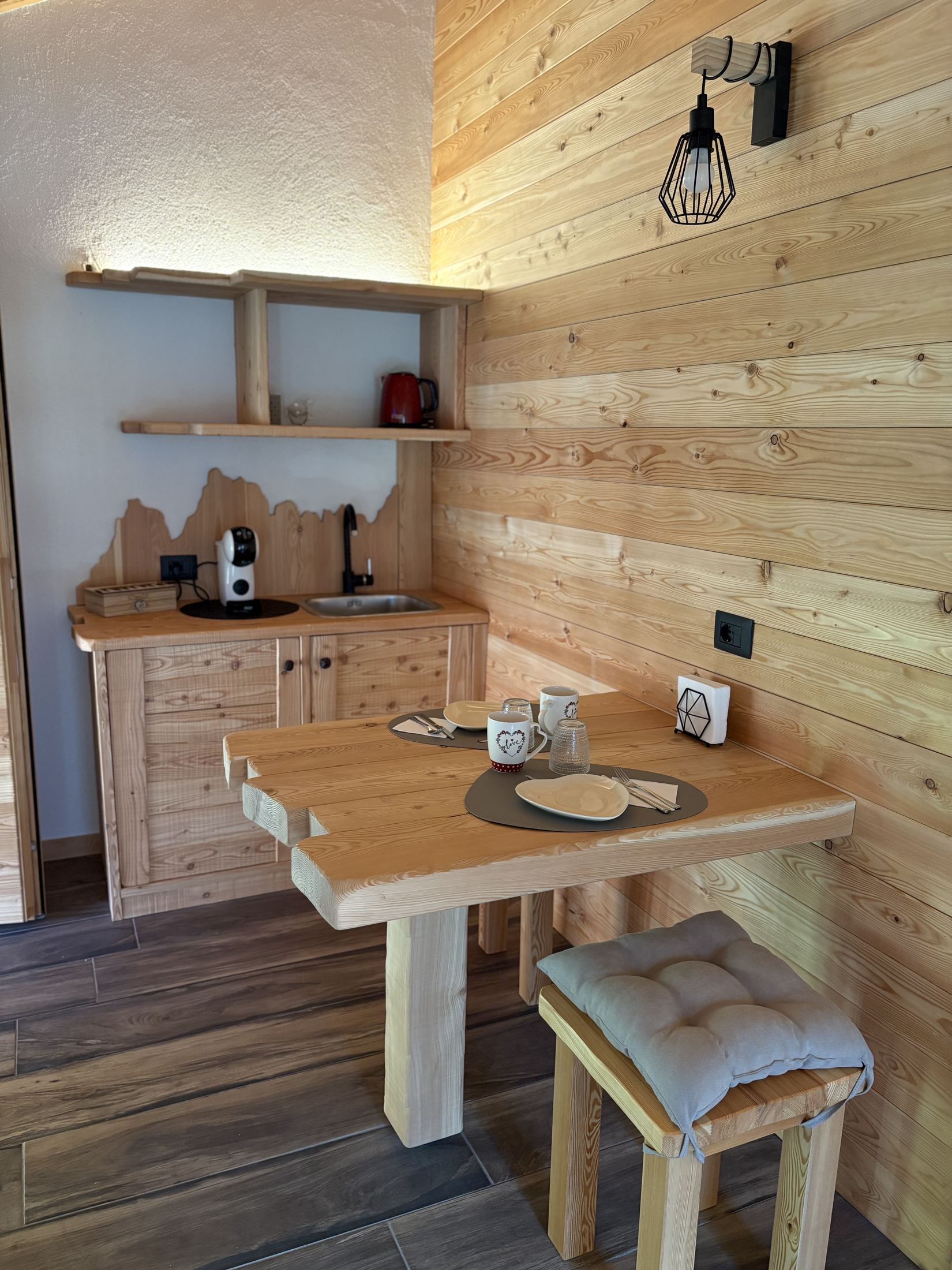 Zona colazione in larice dello Chalet Brenta
