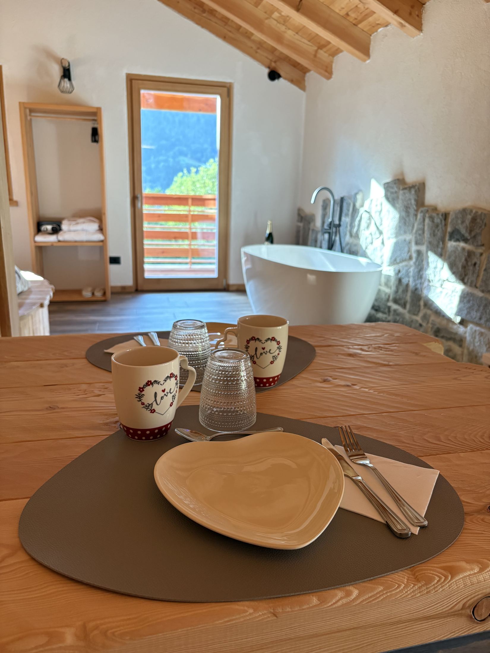 Zona colazione con vista sulla vasca dello Chalet Brenta