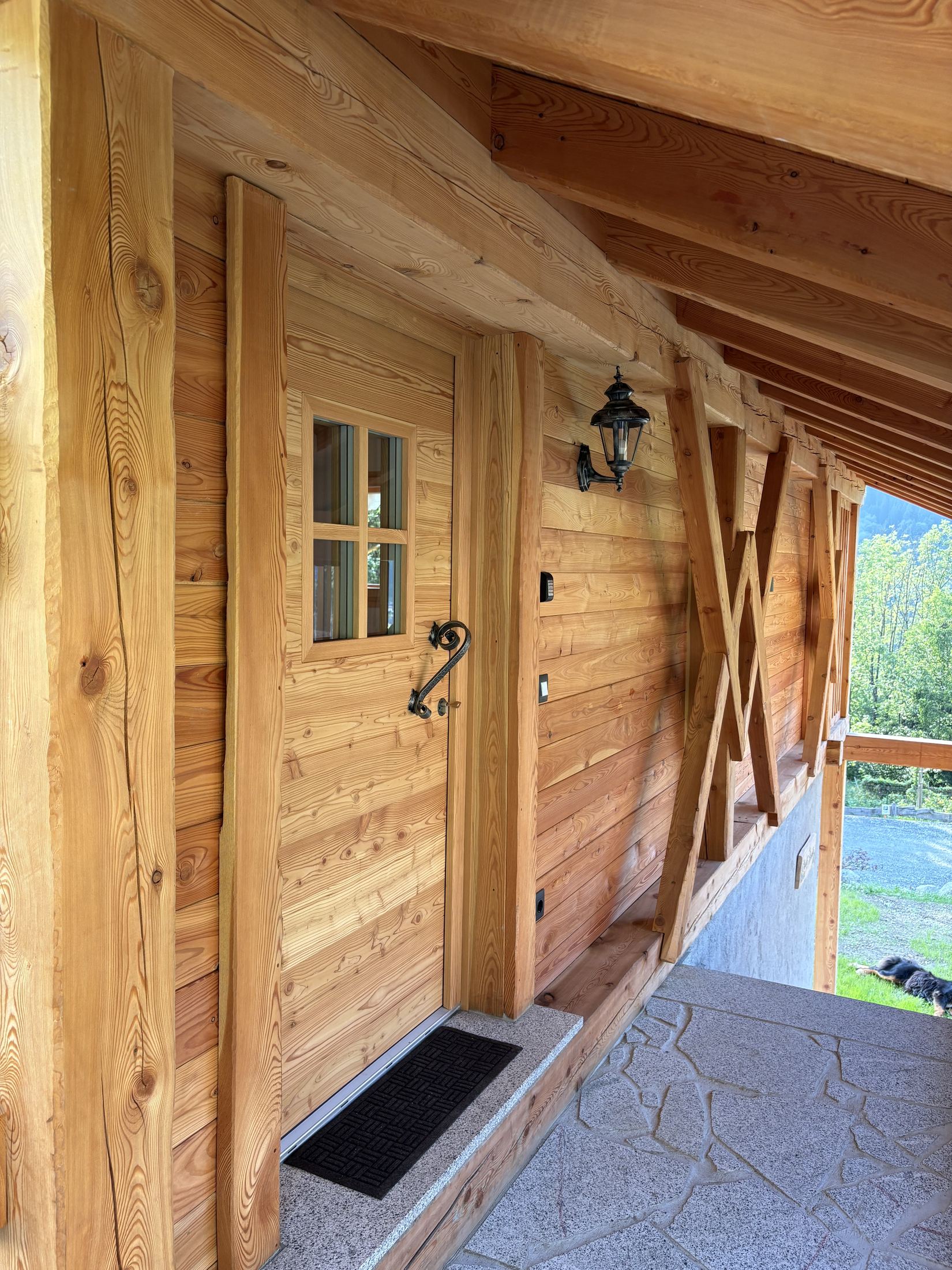 Ingresso in larice dello Chalet Brenta